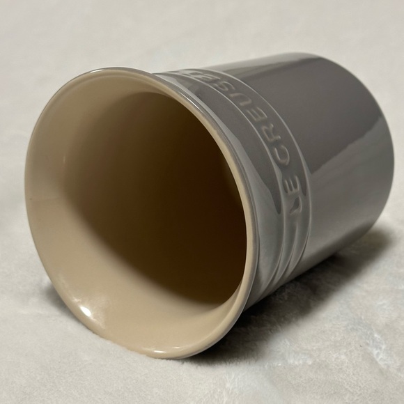 Le Creuset 1L Utensil Crock in Color Gris (Grey) 5”x6”in Spatula Holder 1 1/8qt - Picture 3 of 6